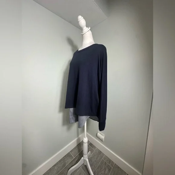 Vince Mixed media navy shirttail blouse  size Medium - Picture 5 of 16